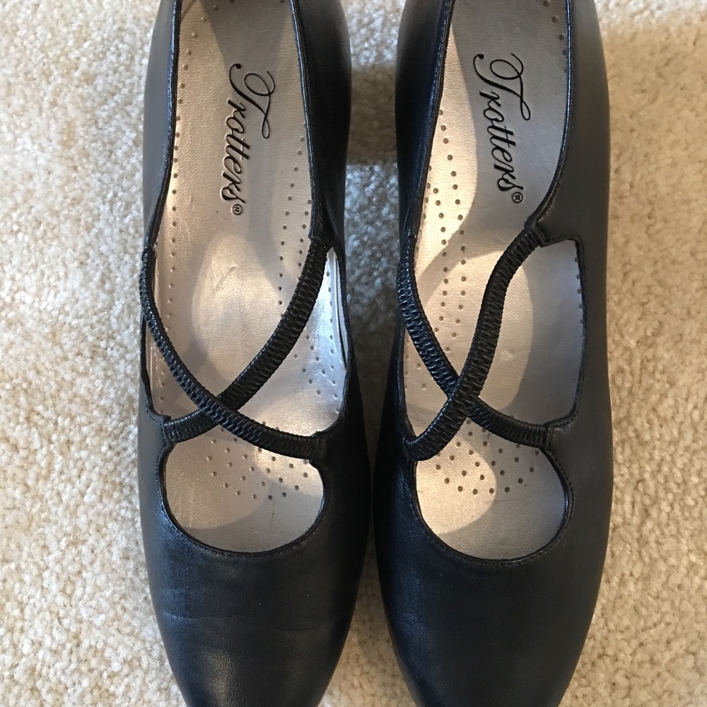 NWOT Trotters Jamie Black Size 7.5